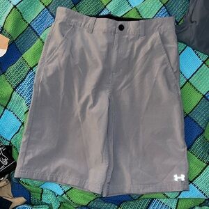 Boy’s Under Armour Gray dry fit style shorts size 18